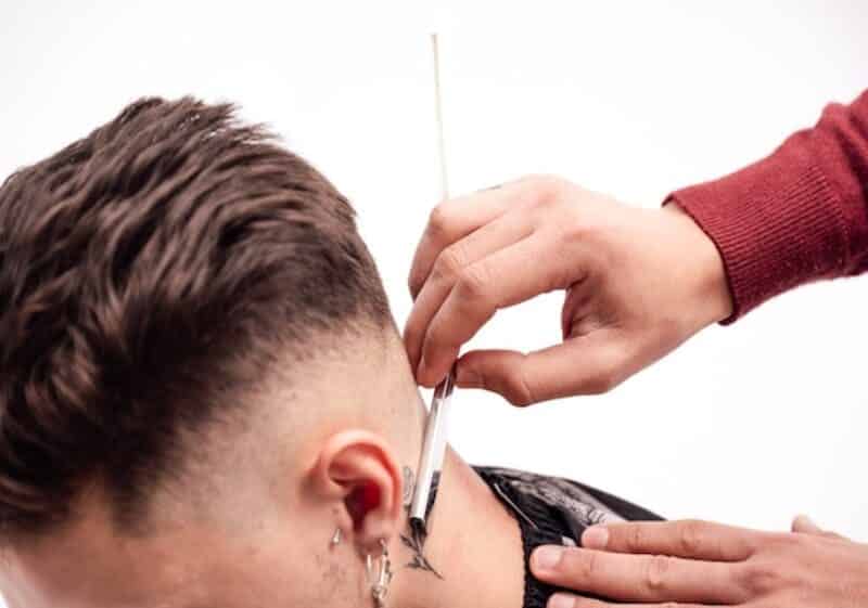 hombre usando navaja cortar pelo