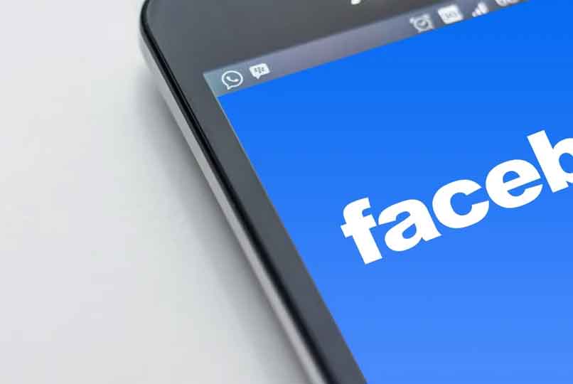 celular con aplicacion facebook lite siendo utilizado por una persona
